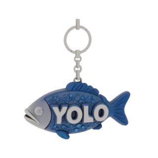 3D модель синего брелка в виде рыбы с надписью YOLO, с серебристым кольцом для ключей