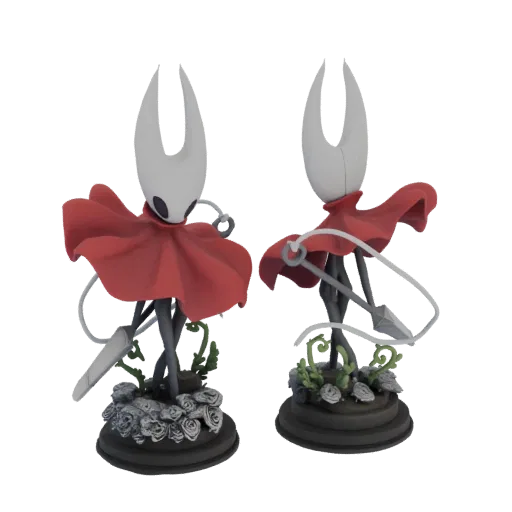 3D модель Шершня из Hollow Knight, показана с двух ракурсов, с красным плащом и оружием-иглой, на подставке с розами.