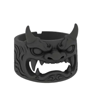 3D модель темно-серого кольца с детализированной маской Они с острыми клыками и рогами на черном фоне.