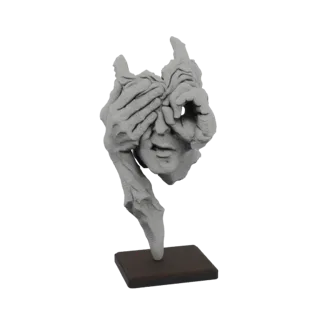3D модель абстрактной скульптуры человеческого лица с руками, закрывающими глаза, представленная на темном прямоугольном осно