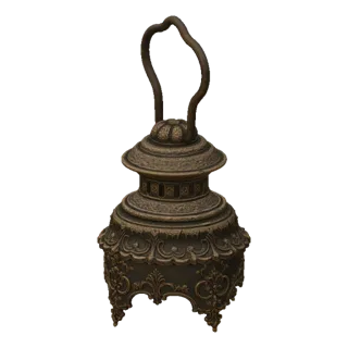 Детализированная 3D модель викторианского фонаря из бронзы с замысловатыми завитками и изогнутой ручкой на белом фоне.