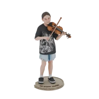 3D модель юного скрипача в футболке и шортах, стоящего на круглой подставке.