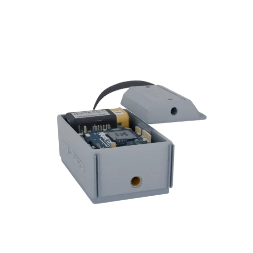 3D модель серого прямоугольного корпуса для контроллера nRF52840, с открытой крышкой, видны плата и аккумулятор