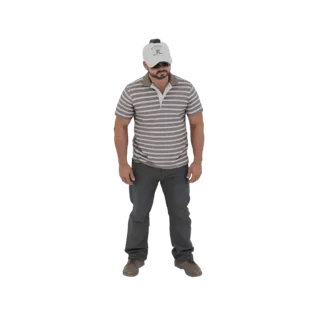 3D модель мужчины в полосатой футболке-поло и белой бейсболке, стоящего с руками по бокам.
