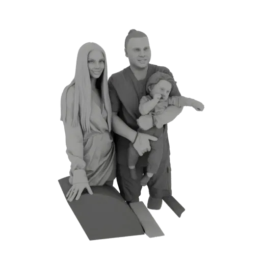 3D модель семьи с ребенком, изображенная как серая статуя, показывающая отца, держащего ребенка, и мать рядом с ними.