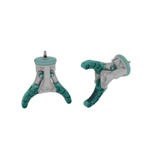 3D модель сочлененного роботизированного захвата с металлическими серыми компонентами и бирюзовыми пальцами, показанная в отк