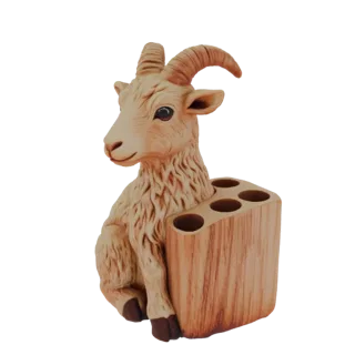 3D модель светло-коричневой козы, сидящей рядом с держателем для ручек в виде деревянного бревна с четырьмя отверстиями.