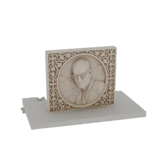 3D модель классической барельефной таблички с изображением пожилого мужчины в очках, обрамленной витиеватой цветочной резьбой