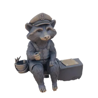 3D модель енота в капитанской шляпе и комбинезоне, сидящего с ведром рыбы и чемоданом.