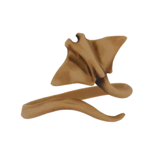 Рендер 3D модели кольца в форме манта, с телом ската, образующим ободок, и хвостом, обвивающимся вокруг.