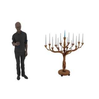 3D модель деревянной хануки с извилистыми ветвями и одиннадцатью подсвечниками, один из которых держит синюю свечу.