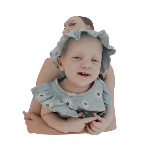 3D модель матери, держащей ребенка, оба в синих чепчиках, ребенок улыбается.
