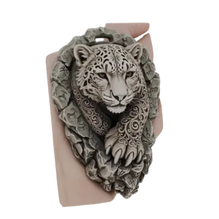 3D модель леопарда с орнаментальными завитками, выходящего из текстурного каменного рельефа, в монохромной каменной отделке.