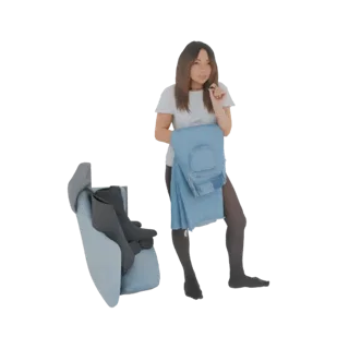 3D модель женщины в белой футболке и черных леггинсах, держащей пару светло-синих джинсов.