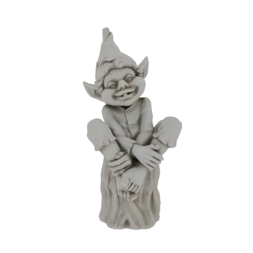 3D модель ухмыляющегося гоблина статуи с остроконечной шляпой, сидящего на подставке-пне, с озорным выражением лица.