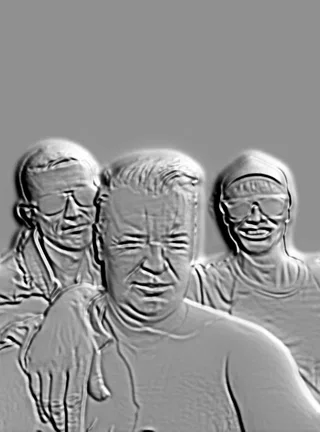 3D модель барельефа "Три друга", изображающая трех мужчин в профиль и анфас, с рукой на плече.