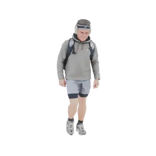 3D модель молодого туриста в серой толстовке, шортах, с рюкзаком и спортивной повязкой на голову, в позе для ходьбы.