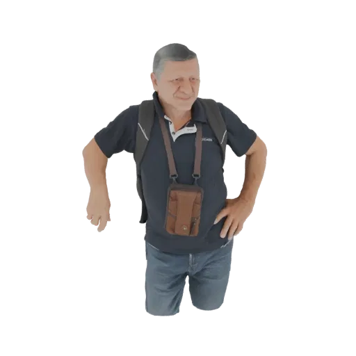 3D модель мужчины с седеющими волосами, в темной рубашке-поло, синих джинсах, с рюкзаком и коричневой сумкой.