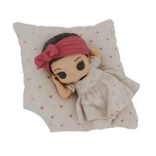3D модель милой куклы-младенца с розовой повязкой и цветочным платьем, мирно спящей на подушке с узором в виде сердец.