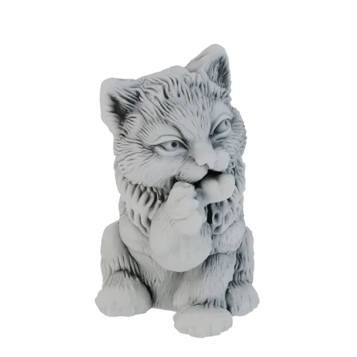 3D рендер серой причудливой фигурки кошки, сидящей с лапой у рта, детализированная текстура шерсти.
