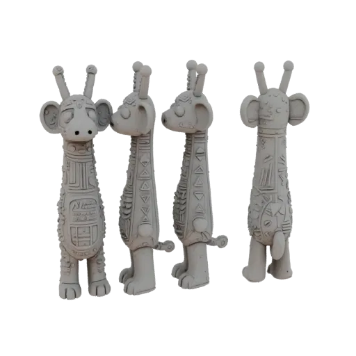 3D модель стилизованной глиняной игрушки-жирафа с рельефным орнаментом, изображенная с разных ракурсов на белом фоне.