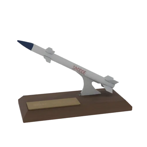 3D модель белой ракеты SMIDDE с синим наконечником, установленной на деревянной подставке.
