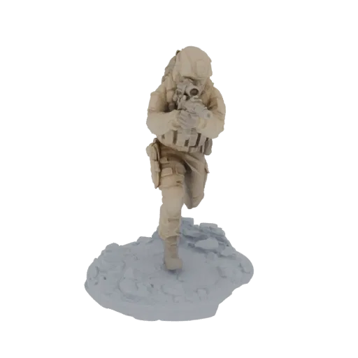 Рендер 3D модели современного солдата в тактической позе, держащего винтовку, стоящего на текстурированной подставке.