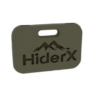 3D-рендер прямоугольного брелока HiderX с горным гербом и верхним отверстием, выполненный в матовом хаки.