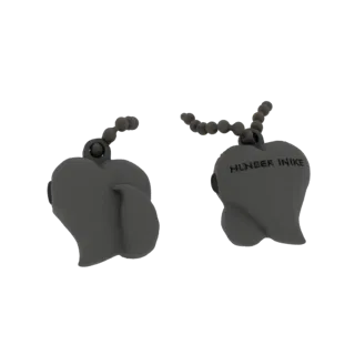 3D модель темно-серого шарма в форме сердца с цепочкой из бусин, с текстом 'HLNDER INIKE' на одной стороне.
