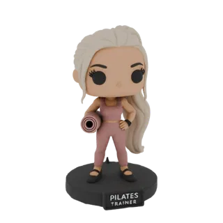 3D-модель Пилатес Тренера в стиле Funko Pop, в розовой спортивной одежде, с ковриком для йоги, стоящая на черном основании.