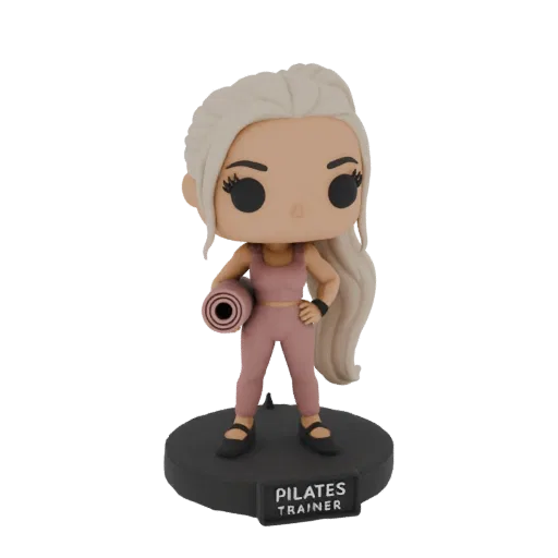 3D-модель Пилатес Тренера в стиле Funko Pop, в розовой спортивной одежде, с ковриком для йоги, стоящая на черном основании.