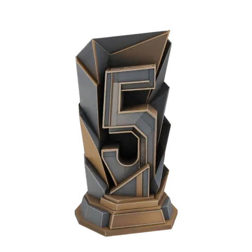 3D-рендер трофея в стиле Ар-деко с ярко выраженной цифрой "5", с геометрическими гранями темно-серого и золотисто-металлическ