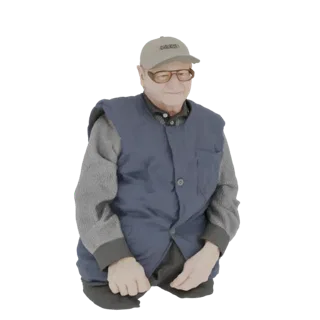 3D модель пожилого мужчины в бежевой бейсбольной кепке и синем жилете, нежно улыбающегося.