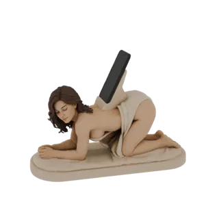 3D модель обнаженной женщины на коленях, со смартфоном, установленным на ее спине в качестве подставки, на белом фоне.