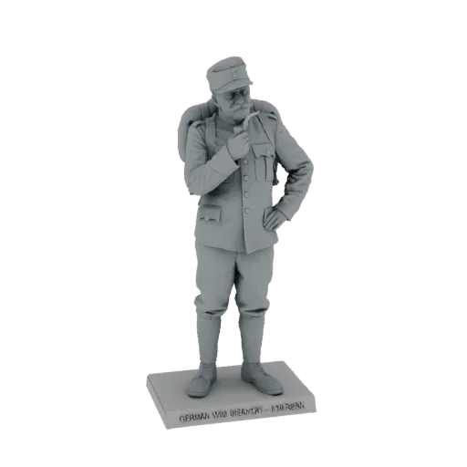 3D модель немецкого пехотинца Первой мировой войны, стоящего с трубкой в руке и рюкзаком за плечами.