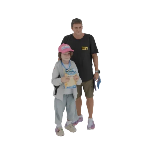 3D модель отца, стоящего за своей улыбающейся дочерью, которая держит сертификат.