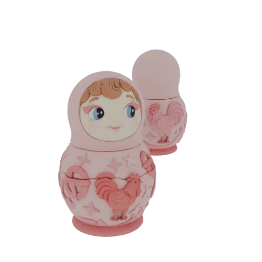 3D модель розовой Матрешки с нарисованным лицом, детализированным петухом и узорами звезд на теле, на белом фоне.