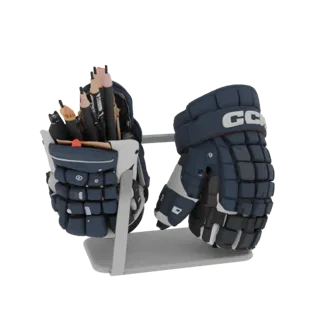 3D модель органайзера для ручек в виде хоккейной перчатки CCM, стоящей на подставке в виде шайбы, с карандашами внутри.