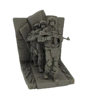 3D модель трех современных военных солдат в тактическом снаряжении, продвигающихся вперед с винтовками, на фоне фрагментирова