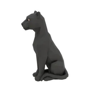 Низкополигональная 3D-модель черной пантеры в сидячем положении, вид сбоку, с острыми геометрическими гранями и янтарными гла