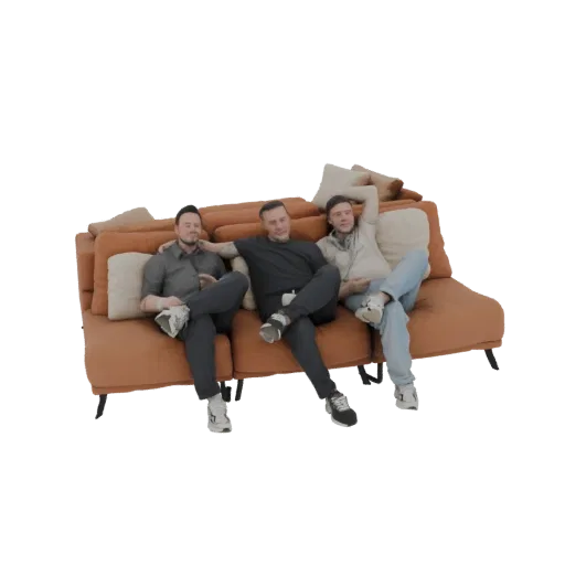 3D-модель трех мужчин в повседневной одежде, отдыхающих на современном оранжевом диване, один мужчина с рукой за головой.