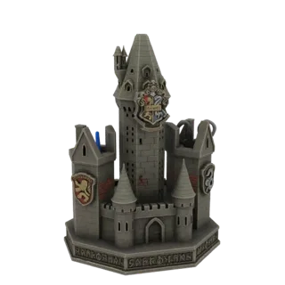3D модель замка Хогвартс с его культовыми башнями и гербом, представленная на белом фоне.