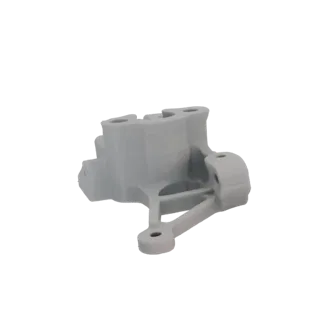 3D модель серого промышленного металлического кронштейна с несколькими отверстиями для болтов, вид сбоку на белом фоне.