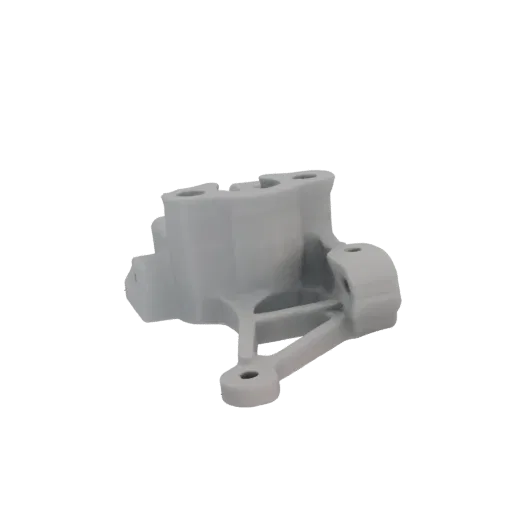 3D модель серого промышленного металлического кронштейна с несколькими отверстиями для болтов, вид сбоку на белом фоне.