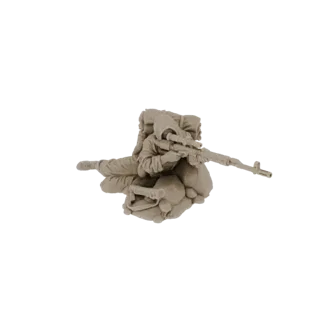 3D модель снайпера в камуфляже, лежащего, с винтовкой и рюкзаком.