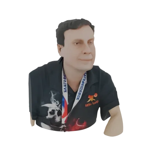 3D модель мужчины в черной футболке с принтом черепа и огня, с медалью на шее.