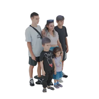 3D-модель семьи из пяти человек, включая двух мальчиков, двух девочек и женщину, стоящих вместе в групповой позе.