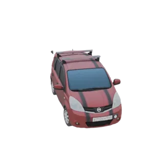 3D модель красного хэтчбека Nissan Note с черными гоночными полосами и багажником на крыше, вид спереди под углом три четверт