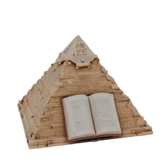 3D модель египетской пирамиды с раскрытой книгой на фасаде, выполненная в песчаных тонах.