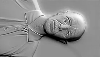 3D модель барельефа "Медальон" с изображением лица пожилого мужчины, вид сбоку, демонстрирующий детализацию морщин и текстуры
